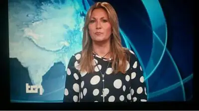 INDOSSA CROCIFISSO IN TV, LA CONDUTTRICE DEL TG1 DIVIDE IL WEB