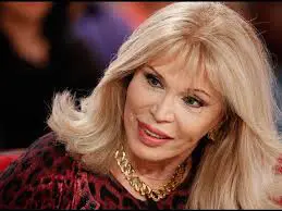 Amanda Lear a Domenica In: “Io una trans? L’ho detto solo per farmi pubblicità”