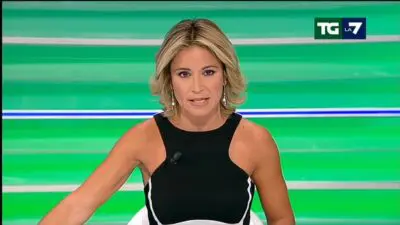 GIORNALISTA CADE IN DIRETTA TV, IMBARAZZO IN STUDIO: “SONO SCIVOLATA, SCUSATE” – VIDEO