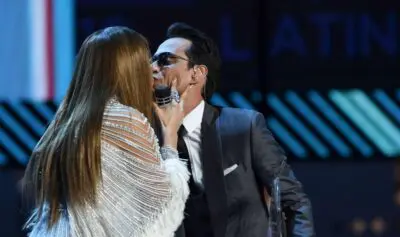 J.LO BACIA MARC ANTHONY E LA MOGLIE DI LUI CHIEDE IL DIVORZIO