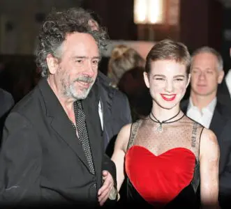 BEBE VIO (IN PIZZO NERO CON CUORE ROSSO) SUL RED CARPET CON TIM BURTON