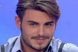 Grande Fratello Vip, Francesco Monte bacia Ivan Cattaneo nella notte