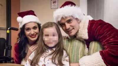 KATY PERRY E ORLANDO BLOOM IN VERSIONE BABBO NATALE PER I BAMBINI IN OSPEDALE KATY PERRY E ORLANDO BLOOM IN VERSIONE BABBO NATALE PER I BAMBINI IN OSPEDALE
