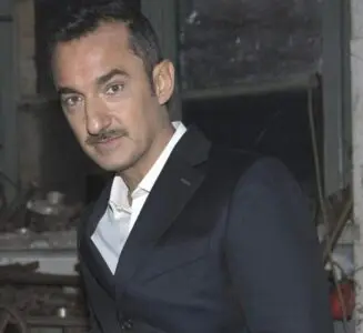 L’amarcord di “90 Special” sorprende ed insidia l’ammiraglia Mediaset