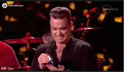 BAGNO DI FOLLA PER ROBBIE WILLIAMS, POI PERÒ SI DISINFETTA BAGNO DI FOLLA PER ROBBIE WILLIAMS, POI PERÒ SI DISINFETTA