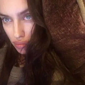 Irina Shayk a Cannes 2023 in reggiseno e tanga: la provocazione con l’abito nudo e i gambaletti
