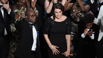 OSCAR 2017, I VINCITORI – MIGLIOR FILM È MOONLIGHT. ERRORE NELLA BUSTA E SUL PALCO SALE IL CAST DI LA LA LAND