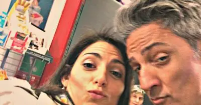 GAG RAGGI-FIORELLO: “SÌ, TUTTO BELLO… MA COI PERMESSI COME SIAMO MESSI?”