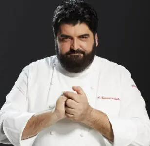 Antonino Cannavacciuolo, da chef a “tenore”: ora debutta pure all’opera