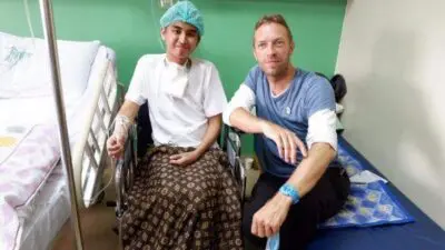 CHRIS MARTIN CUORE DʼORO, SORPRESA AL FAN MALATO DI TUMORE CHRIS MARTIN CUORE DʼORO, SORPRESA AL FAN MALATO DI TUMORE