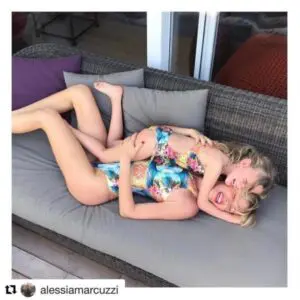 ALESSIA MARCUZZI E LA FIGLIA SU INSTAGRAM CON I COSTUMI DI ELISABETTA CANALIS