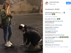 CHIARA FERRAGNI E LA PROPOSTA DI FEDEZ: LA PARODIA DELLA SORELLA VALENTINA E IL FIDANZATO LUCA VEZIL. STAVOLTA NON C’È UN PALCO, I DUE IN MEZZO ALLA STRADA, FINALE DIVERSO, PERÒ…