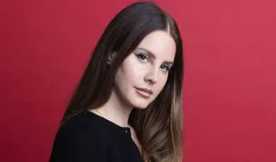 “La rinascita di Lana Del Rey: il fenomeno dietro l’incredibile richiamo dei suoi look online in questo momento” “La rinascita di Lana Del Rey: il fenomeno dietro l’incredibile richiamo dei suoi look online in questo momento”