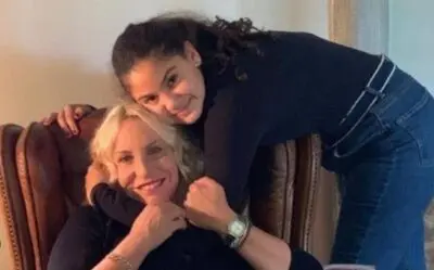 Antonella Clerici parla della figlia Maelle: ”Si veste in modo adeguato alla sua età, si trucca in modo leggero e ha già un fidanzatino” Antonella Clerici parla della figlia Maelle: ”Si veste in modo adeguato alla sua età, si trucca in modo leggero e ha già un fidanzatino”