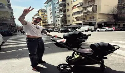 “Andreas Muller e le prime passeggiate con le gemelle”