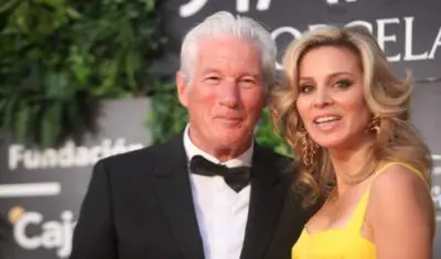 Richard Gere parla dell’amore per la moglie: “Quando ci siamo incontrati, lei non sapeva chi fossi” Richard Gere parla dell’amore per la moglie: “Quando ci siamo incontrati, lei non sapeva chi fossi”