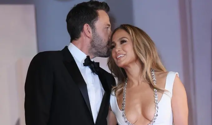 “La Presunta Crisi tra Ben Affleck e Jennifer Lopez: Lui Abbandona la Casa di Famiglia?”