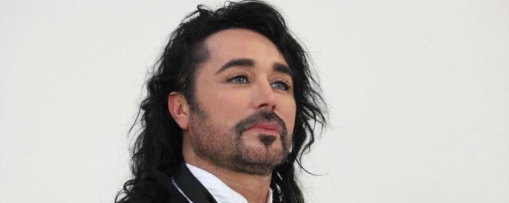 Shalpy vittima di insulti omofobi su Twitter. Il cantante: «Lo porto in tribunale» Shalpy vittima di insulti omofobi su Twitter. Il cantante: «Lo porto in tribunale»