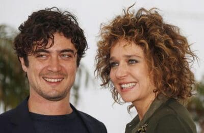 Riccardo Scamarcio e Valeria Golino: lei avrebbe voluto un figlio, poi la rottura. Oggi insieme sul set Riccardo Scamarcio e Valeria Golino: lei avrebbe voluto un figlio, poi la rottura. Oggi insieme sul set