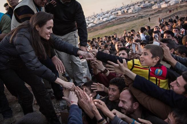 ANGELINA JOLIE INAUGURA UN CENTRO CONTRO LA VIOLENZA SULLE DONNE IN AREE DI GUERRA