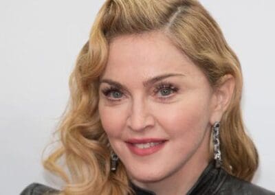 Madonna: “Fa bene bere urina dopo un bagno nel ghiaccio”