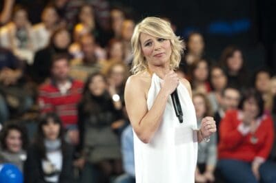 AMICI 15, MARIA DITTATRICE BUONA IN UNO SHOW INQUIETANTE