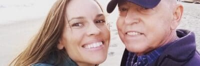 HILARY SWANK LASCIA HOLLYWOOD PER STARE COL PADRE MALATO
