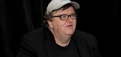 MICHAEL MOORE E IL SUO ATTO D’ACCUSA AGLI USA: “GUERRAFONDAI”