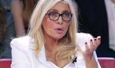 MARA VENIER: È LEI IN POLE POSITION AL FIANCO DI GERRY SCOTTI A “STRISCIA”