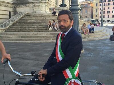DARIO BALLANTINI A STRISCIA IMITA IGNAZIO MARINO: “I ROMANI MI RINCORREVANO CON LE FORCHETTE, MI DICEVANO DI ANDARMENE” DARIO BALLANTINI A STRISCIA IMITA IGNAZIO MARINO: “I ROMANI MI RINCORREVANO CON LE FORCHETTE, MI DICEVANO DI ANDARMENE”