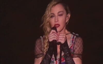 MADONNA PIANGE SUL PALCO: ‘NON CI FERMERANNO’