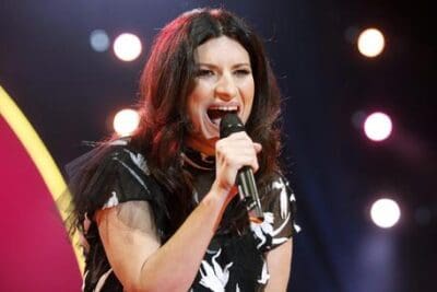 LAURA PAUSINI E QUEL DITO MEDIO ALZATO CONTRO I SUOI DETRATTORI DURANTE IL CONCERTO LAURA PAUSINI E QUEL DITO MEDIO ALZATO CONTRO I SUOI DETRATTORI DURANTE IL CONCERTO
