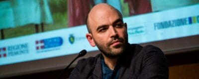 ROBERTO SAVIANO RACCONTA IL 2016: “TROPPI MURI PER ESSERE FELICI”