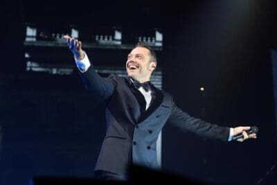 TIZIANO FERRO, IL FINE È BUONO, ALL’ASTA I VESTITI PER SAVE THE CHILDREN