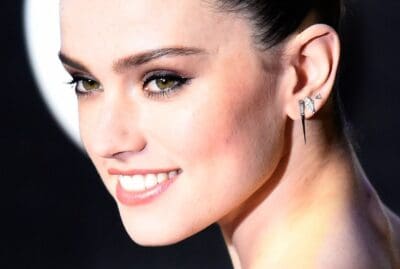 DAISY RIDLEY, GUERRIERA STELLARE: “PRIMA DI STAR WARS USAVO LA FORZA PER SERVIRE BIRRE”