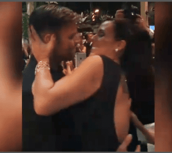 BENEFICENZA, COMPRA BACIO DA 80MILA EURO CON RICKY MARTIN