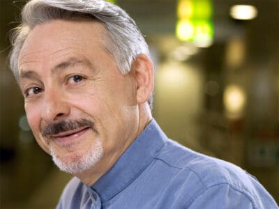 Leo Gullotta e l’amore a “Oggi è un altro giorno”: «La prima fidanzata una ragazza, poi ho scoperto che mi piaceva il cioccolato…»
