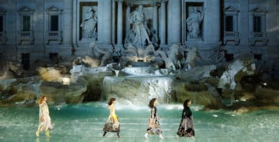 SFILATA DI FENDI NELLA FONTANA DI TREVI, LE MODELLE “CAMMINANO SULL’ACQUA”