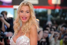 “GRANDE FRATELLO VIP”, LA SEXY LAP DANCE DI VALERIA MARINI