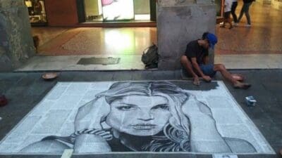 EMMA, APPELLO SUI SOCIAL: “CHI HA DISEGNATO IL MIO VOLTO IN STRADA?”