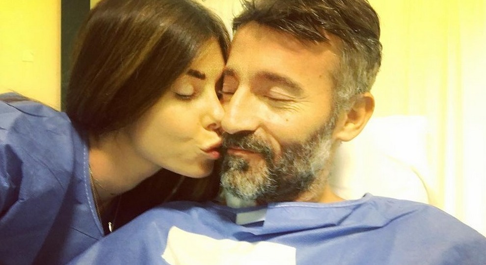 Max Biaggi e Bianca Atzei: la prima foto del campione dall’ospedale dopo l’incidente in moto