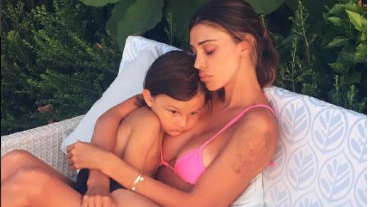 «Belen, ma non ti vergogni di star nuda?». La replica della showgirl gela l’hater