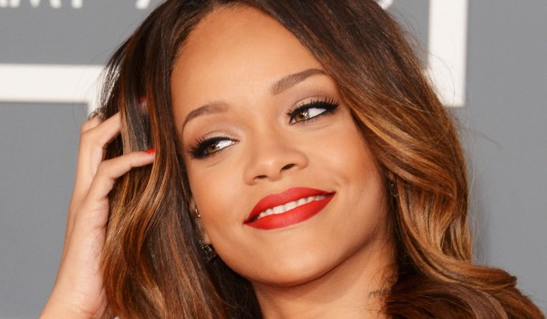 Dopo bono, Brigitte Macron accoglie Rihanna all’Eliseo Dopo bono, Brigitte Macron accoglie Rihanna all’Eliseo