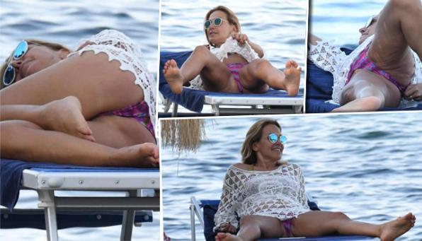 Barbara dʼUrso, pose piccanti a Ischia
