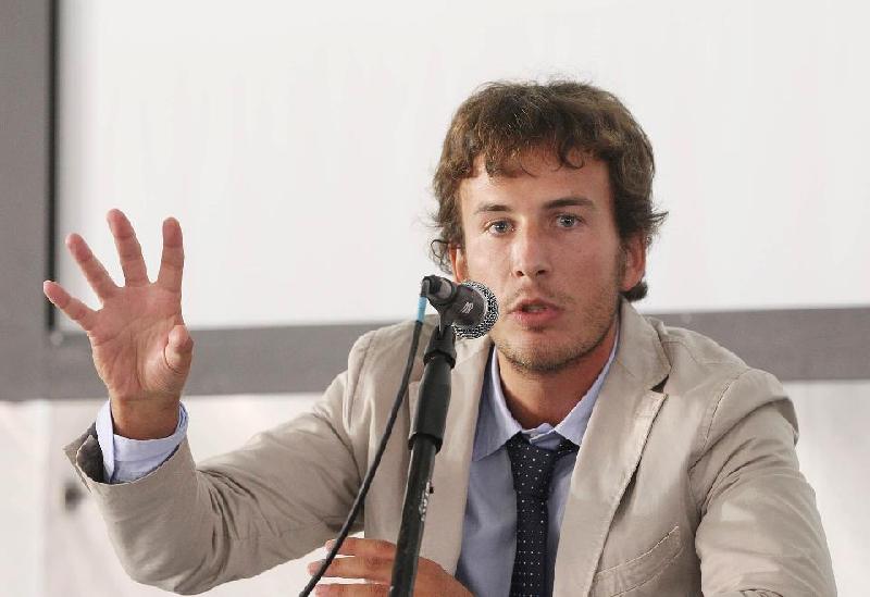 Fusaro contro una coppia di scambisti: “Leggetevi il Simposio di Platone” Fusaro contro una coppia di scambisti: “Leggetevi il Simposio di Platone”