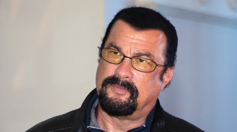 Ancora scandalo molestie. Portia de Rossi: Steven Seagal si slacciò i pantaloni davanti a me a un provino