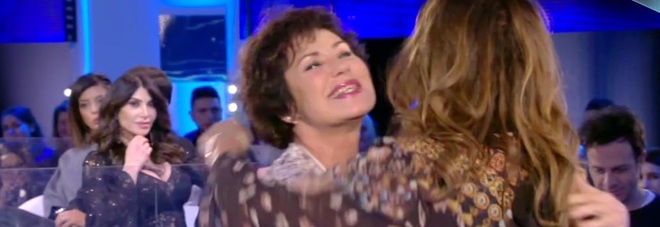 Facciamo la pace dai… no, non è un omaggio a Claudio Villa, vogliamo semplicemente dirvi che Corinne Clery e Serena Grandi hanno fatto pace al Gf Vip Facciamo la pace dai… no, non è un omaggio a Claudio Villa, vogliamo semplicemente dirvi che Corinne Clery e Serena Grandi hanno fatto pace al Gf Vip