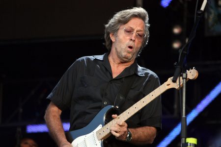 Eric Clapton fuori controllo: “I vaccinati? Vittime di ipnosi di massa”