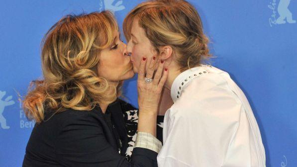Il festival di Berlino ha vissuto l’incanto del bacio saffico di Valeria Golino e Alba Rohrwacher