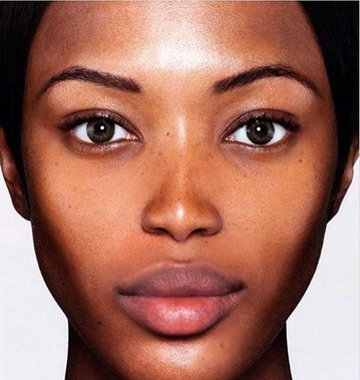 Fan contro Naomi Campbell: “Rimpicciolisci il naso con Photoshop”